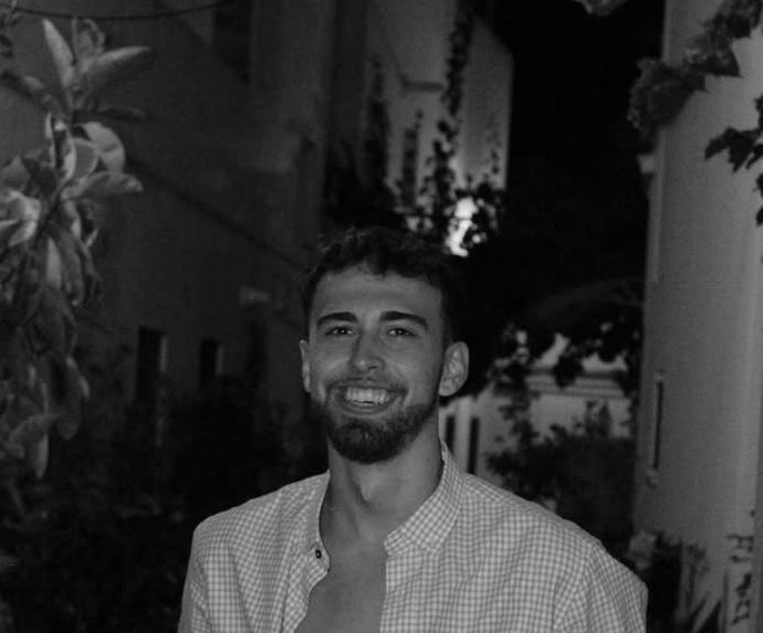 Retrato de Edgar Alves Fernández sonriendo